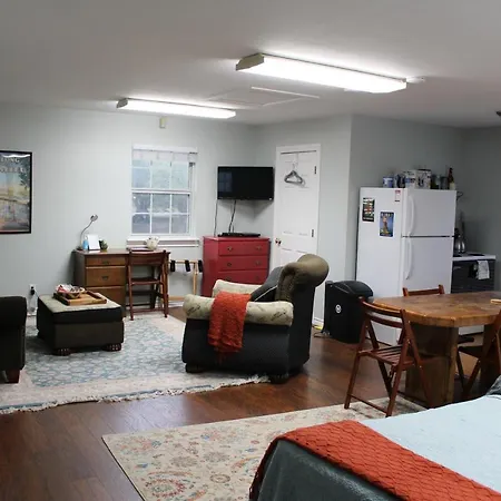 Cozy Upstairs Studio Apartment - Loft At The Ranch